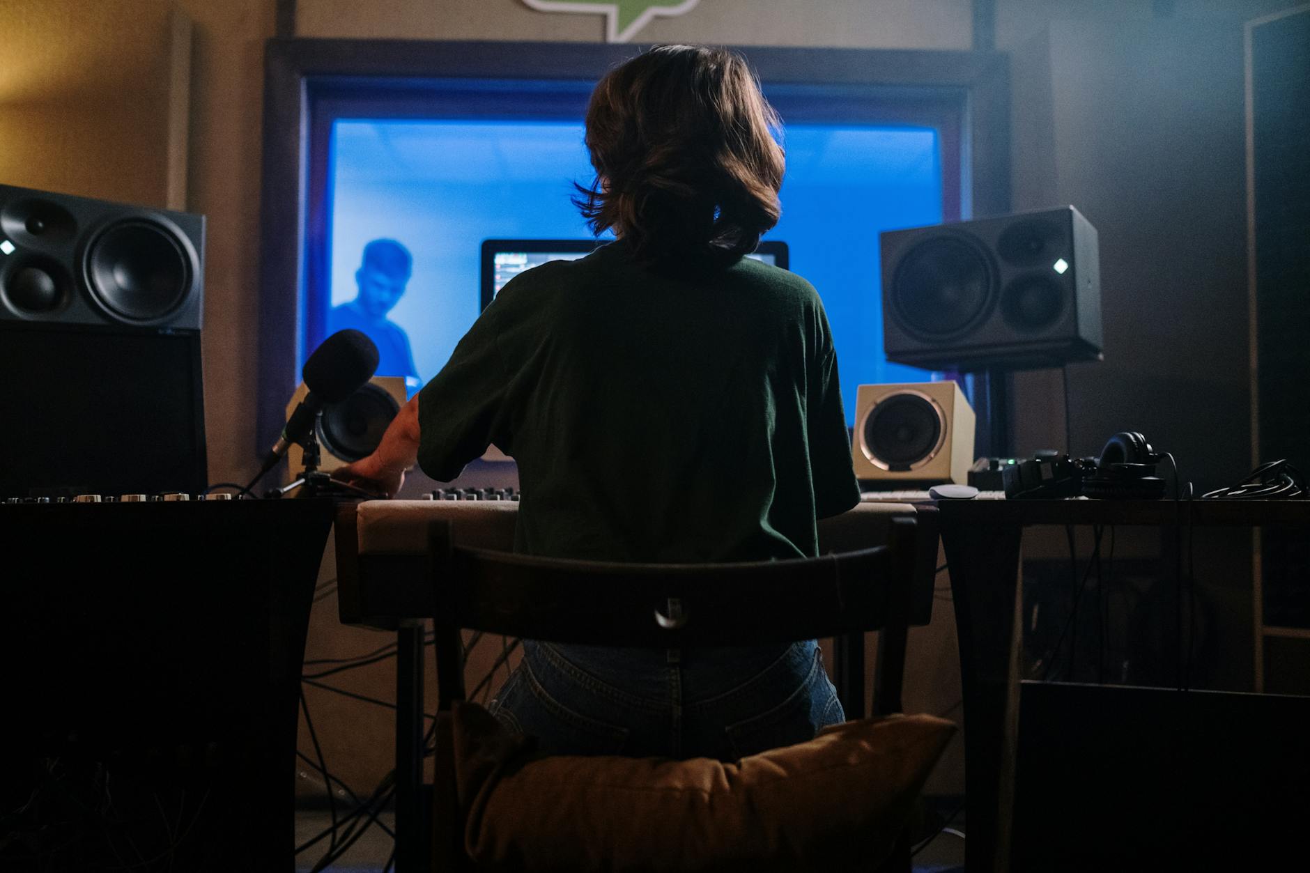 Producent muzyczny pracuje w studiu nagraniowym nad utworem dance