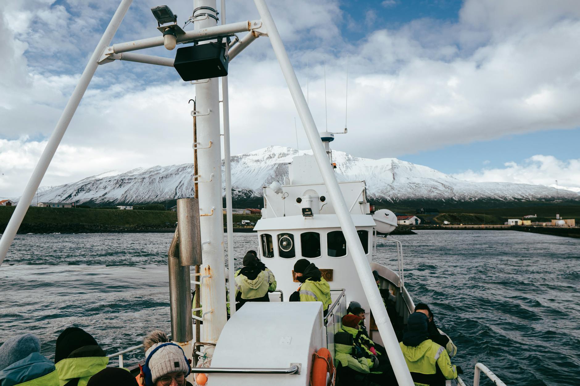 Rejs na oglądanie wielorybów zimą w Árskógssandur na tle gór