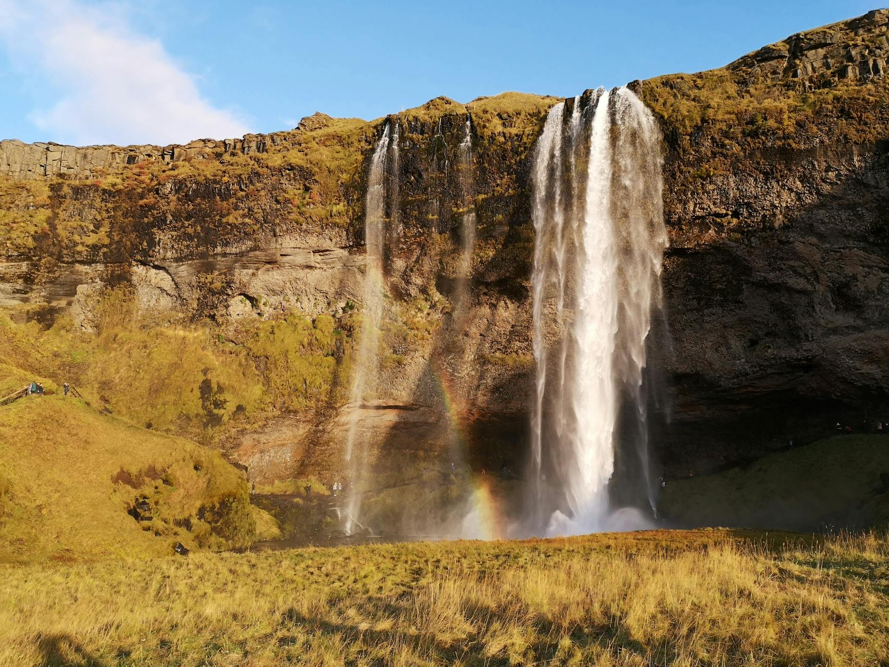 Wodospad Seljalandsfoss w Islandii z tęczą w słoneczny dzień