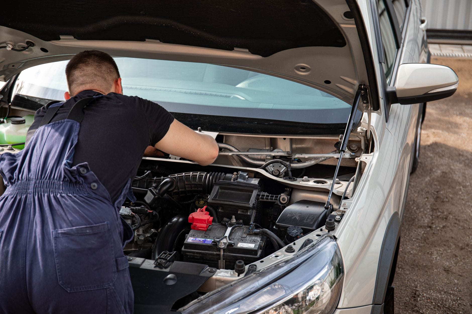 Mechanik naprawia silnik diesla na zewnątrz, ocena opłacalności napraw
