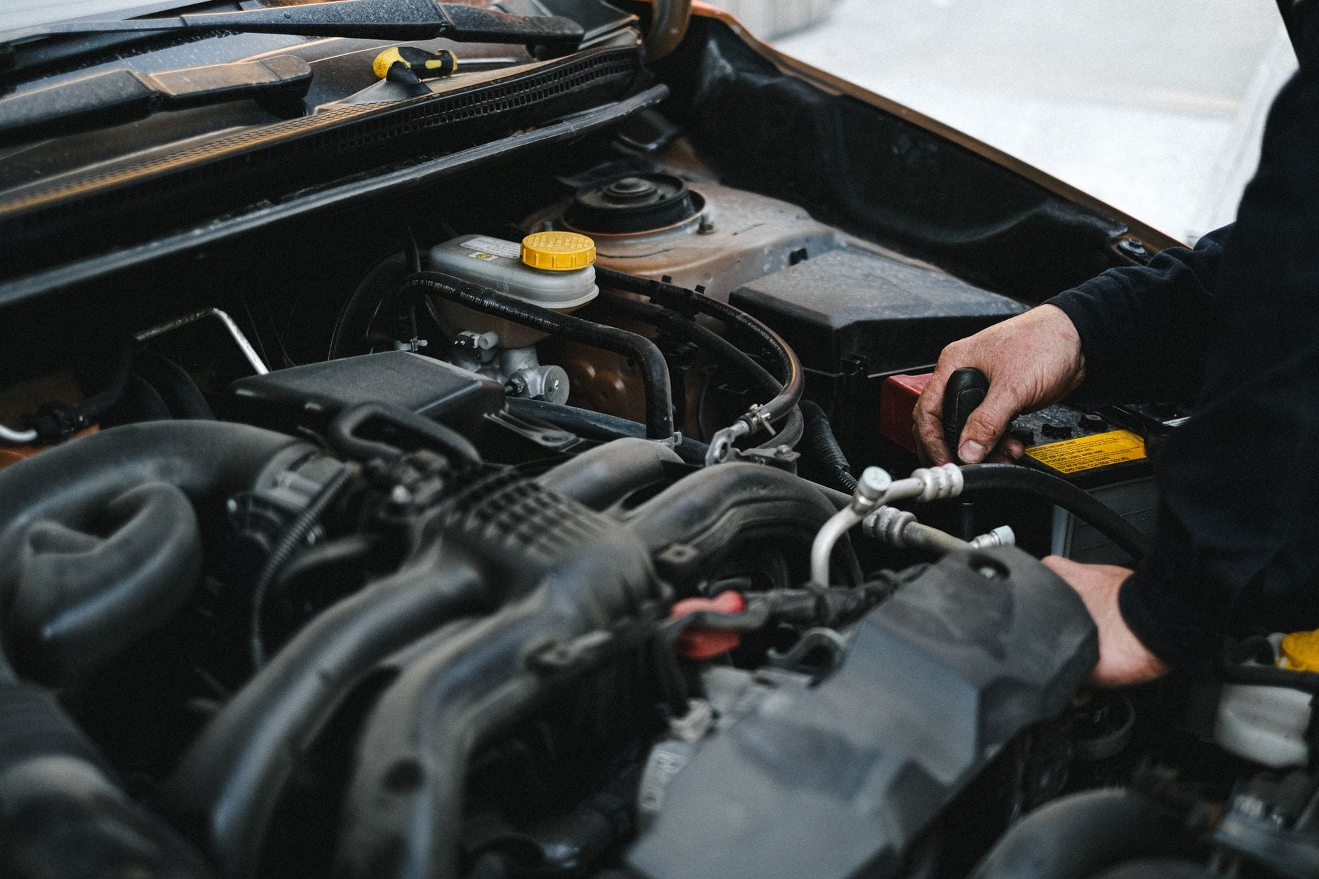 Mechanik naprawia silnik samochodu po awarii związanej z filtrem DPF