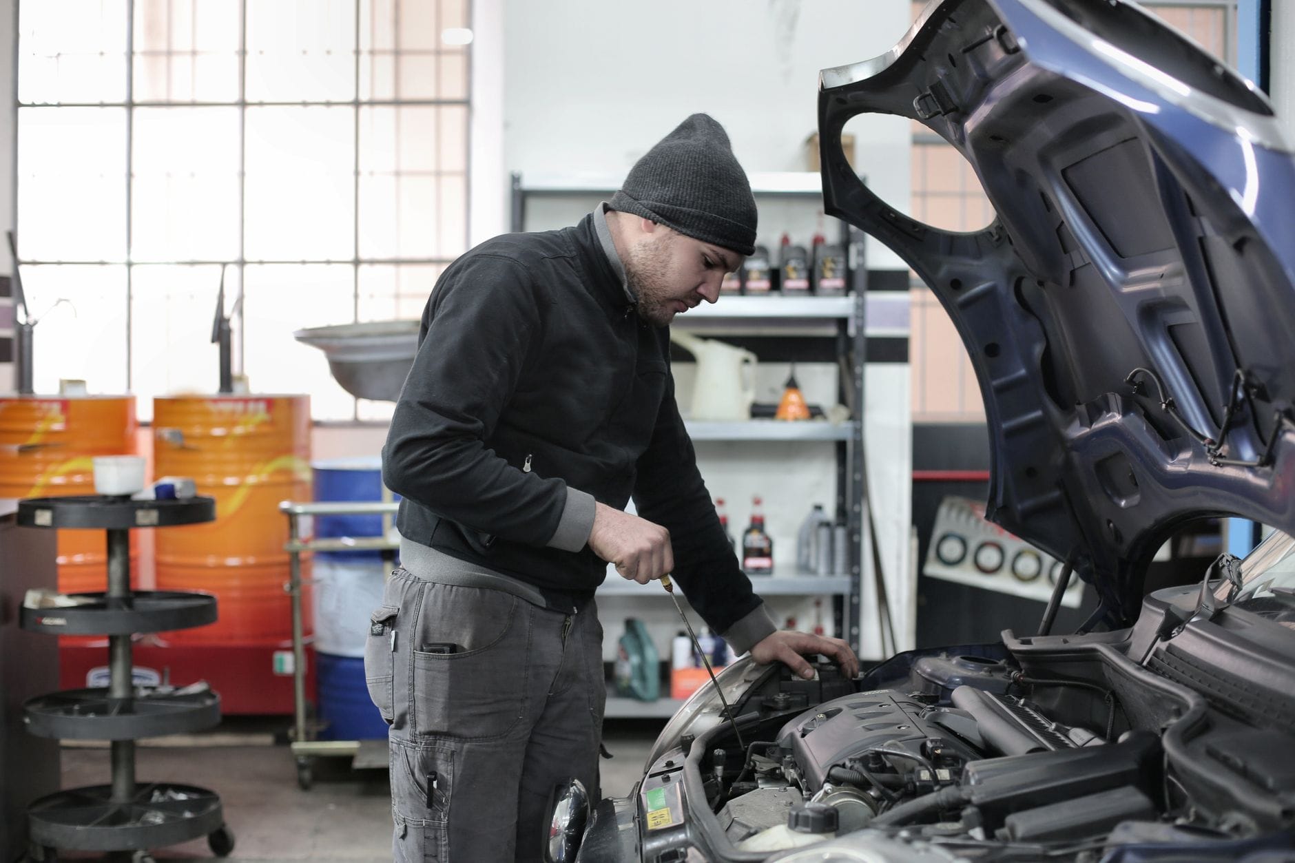 Mechanik sprawdzający silnik samochodu w warsztacie po awarii DPF