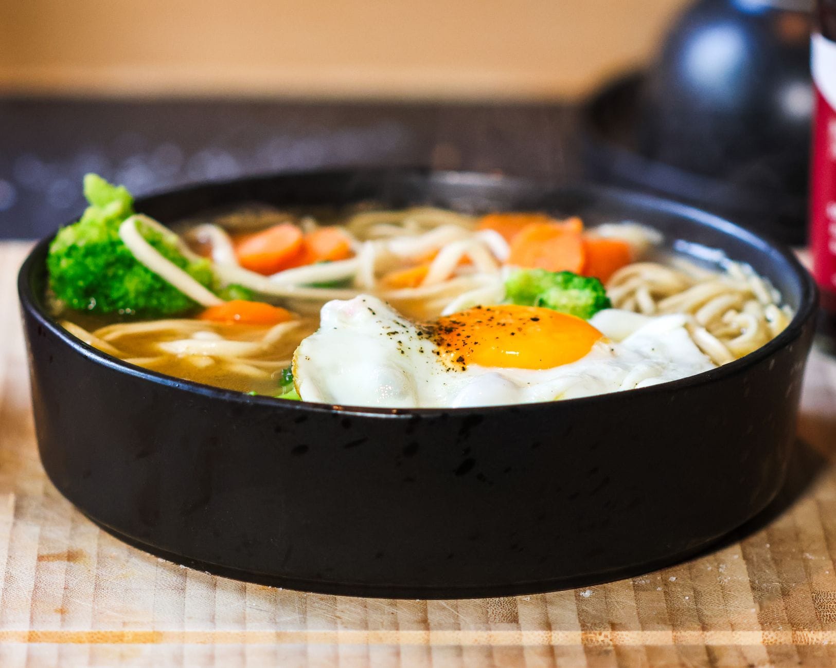 Miska domowego ramen z jajkiem sadzonym, makaronem i warzywami