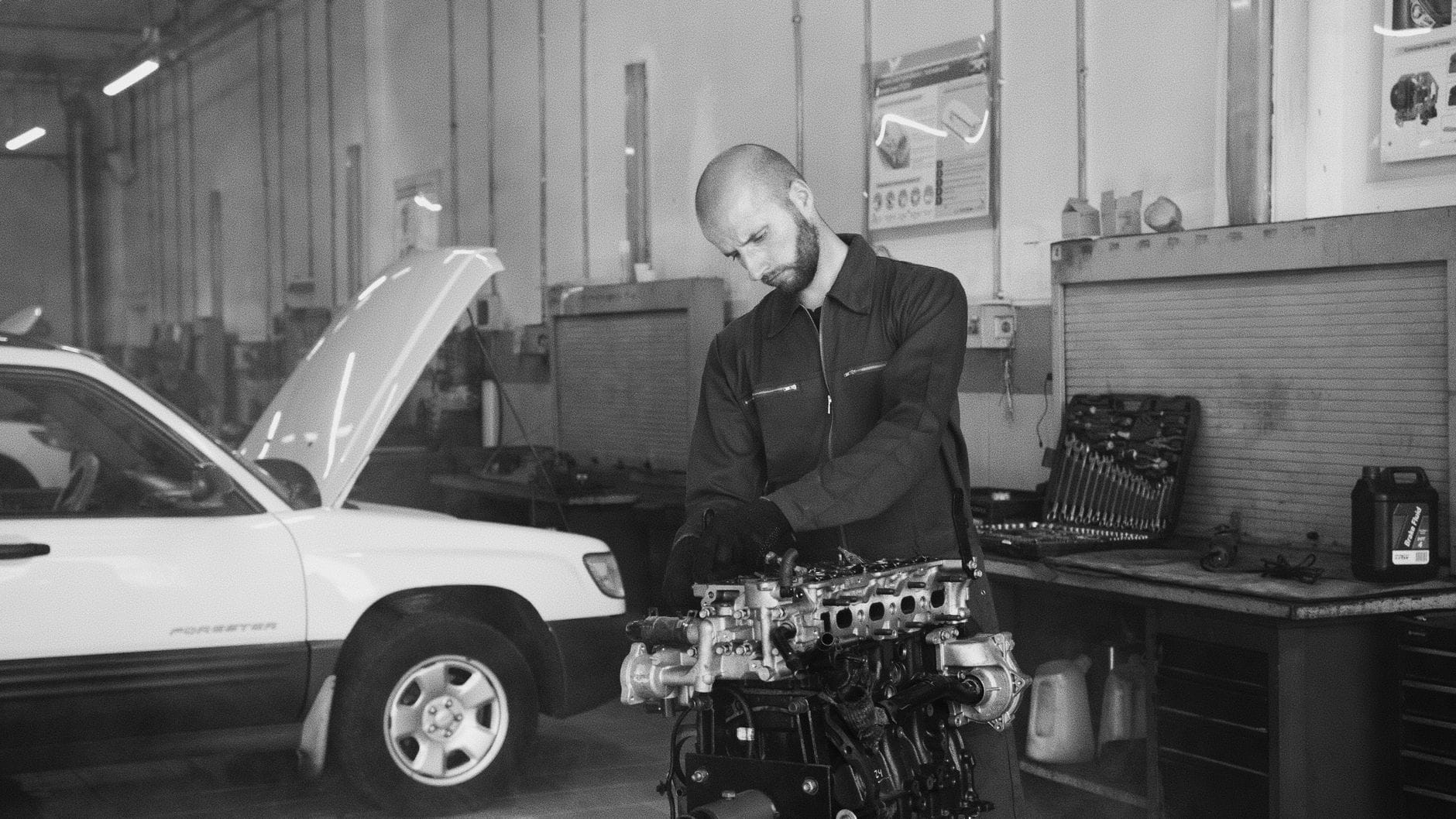 Mechanik w garażu zagląda do komory silnika podczas diagnostyki DPF